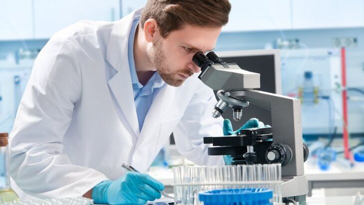 diagnose van menselijke parasieten onder een microscoop