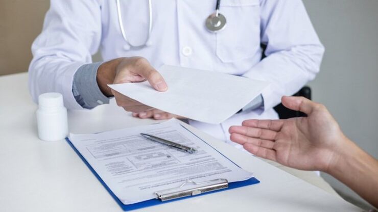 arts schrijft behandeling voor parasieten voor